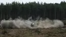 Helikopter Mi-28N tiba-tiba terbang semakin rendah dan menghempas ke tanah saat kompetisi penerbangan militer "Aviadarts" di Dubrovichi, Rusia, Minggu (2/8/2015). Akibat kejadian tersebut, satu dari dua orang pilot tewas. (REUTERS/Maxim Shemetov)