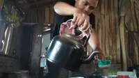 Proses penyeduhan kopi dengan cara tradisional di warung Kopi Manis Cirebon. Foto (Liputan6.com / Panji Prayitno)