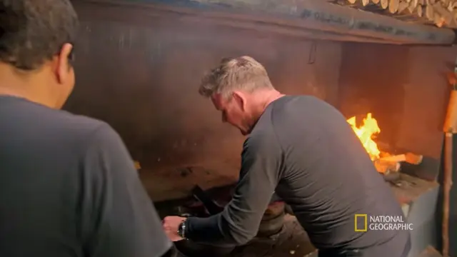 Gordon Ramsay di Sumatra. (YouTube/ National Geographic)