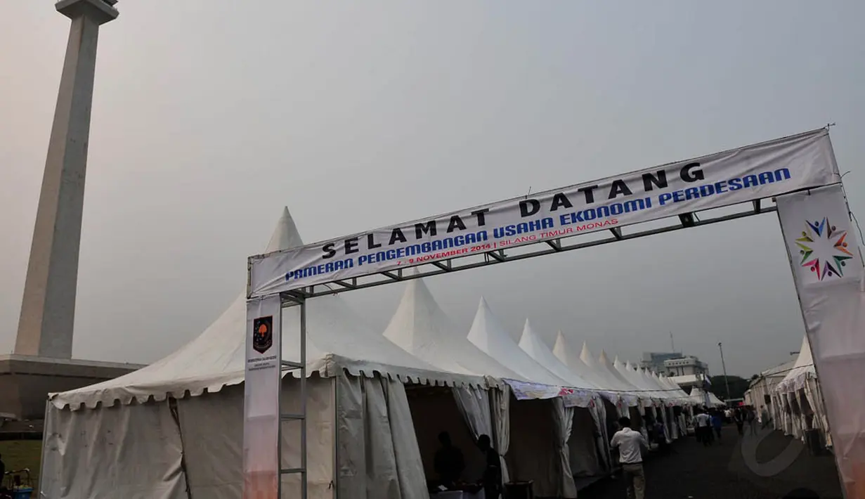 Kementerian menggelar pameran Pengembangan Usaha Ekonomi Daerah di silang Monas, Jakarta, Jumat (7/11/2014). (Liputan6.com/Johan Tallo)