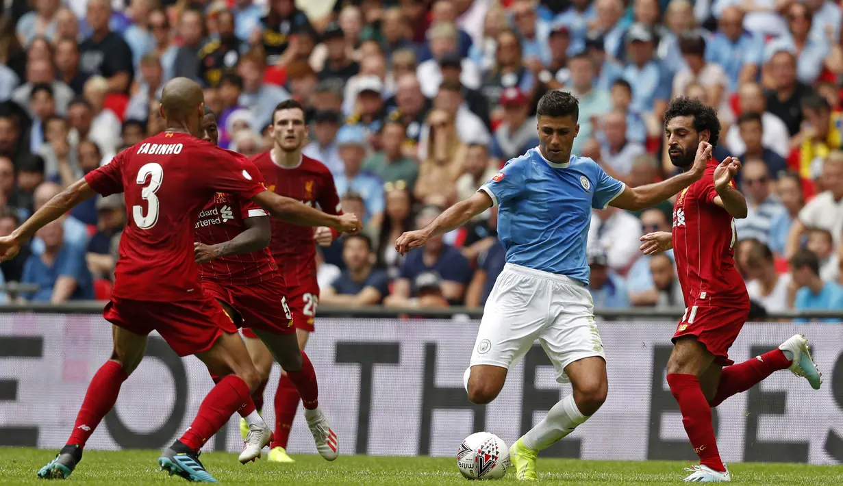 Gelandang Manchester City, Rodrigo, berusaha melepas tendangan saat melawan Liverpool pada laga Community Shield di Stadion Wembley, London, Minggu (4/8). City menang 1-1 (5-4) atas Liverpool. (AFP/Adrian Dennis)