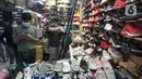 Pedagang sepatu melayani pembeli di Taman Puring, Jakarta,Rabu (21/10/2020). Menurut pedagang penjualan sepatu di lokasi tersebut menurun hingga sebesar 60% akibat sepinya pengunjung di masa pandemi. (Liputan6.com/Angga Yuniar)