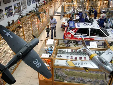 Pengunjung menikmati berbagai koleksi mainan atau diecast mobil dan diorama terbesar milik Nabil Karam yang dipamerkan di dalam museum Zouk Mosbeh, di utara Beirut, Libanon, (16/11). (Reuters/Aziz Taher)