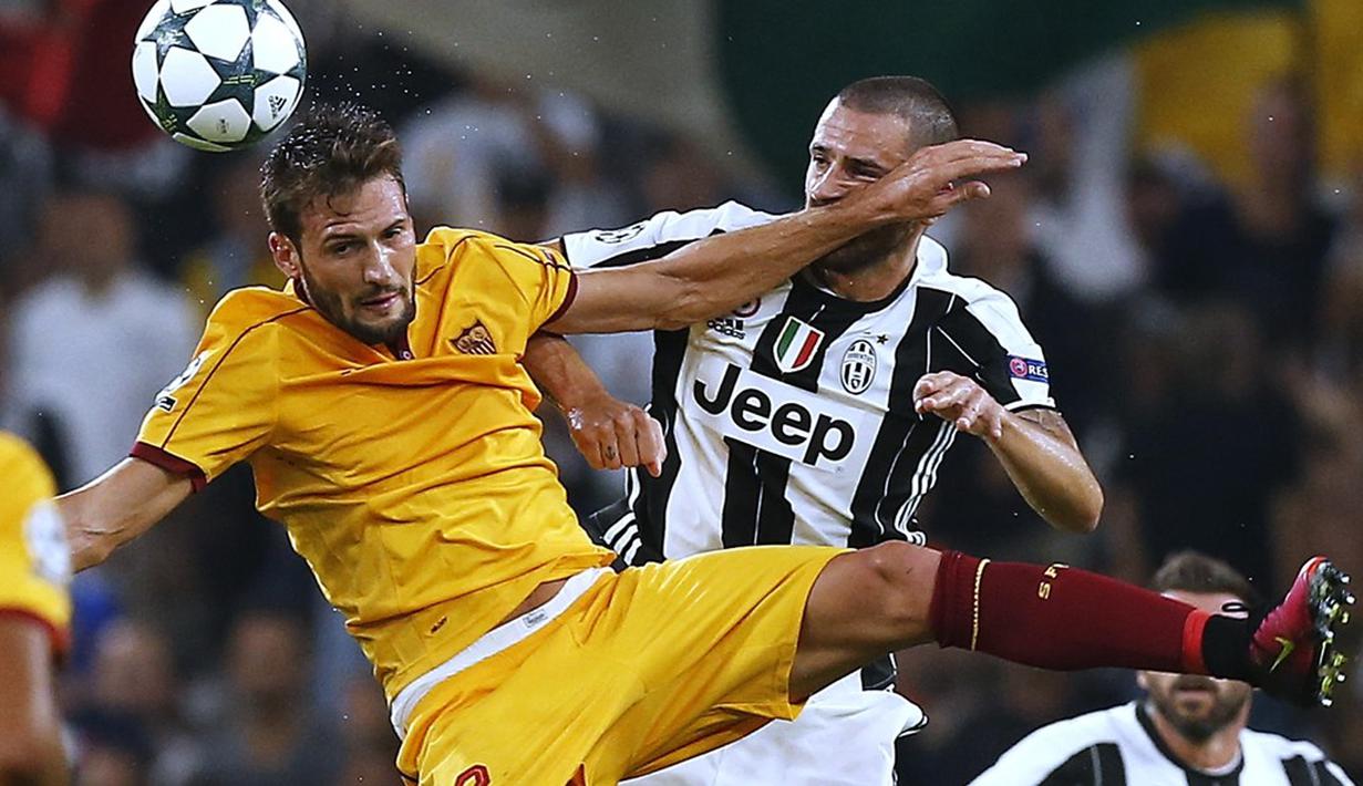 Pemain Juventus, Leonardo Bonucci (kanan), berebut bola dengan pemain Sevilla, Franco Vazquez, pada laga Liga Champions Grup H di Juventus Stadium, Turin, Kami (15/9/2016) dini hari WIB. (AFP/Marco Bertorello)