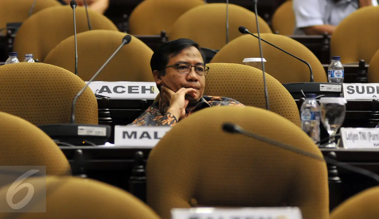 Seorang anggota DPD melihat suasana ricuh Sidang Paripurna DPD, Jakarta, Kamis (17/3/2016). Anggota DPD akan memberikan mosi tidak percaya kepada Ketua DPD. (Liputan6.com/Johan Tallo)
