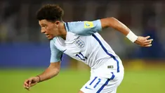 Pemain Timnas Inggris U-17, Jadon Sancho saat bertanding melawan Chile pada laga Grup F Piala Dunia U-17 2017 di Salt Lake Stadium, Kolkata, India, 8 Oktober 2017. Sancho tergabung dalam skuad Timnas Inggris U-17 saat Piala Dunia U-17 2017. (AFP/Dibyangshu Sarkar)