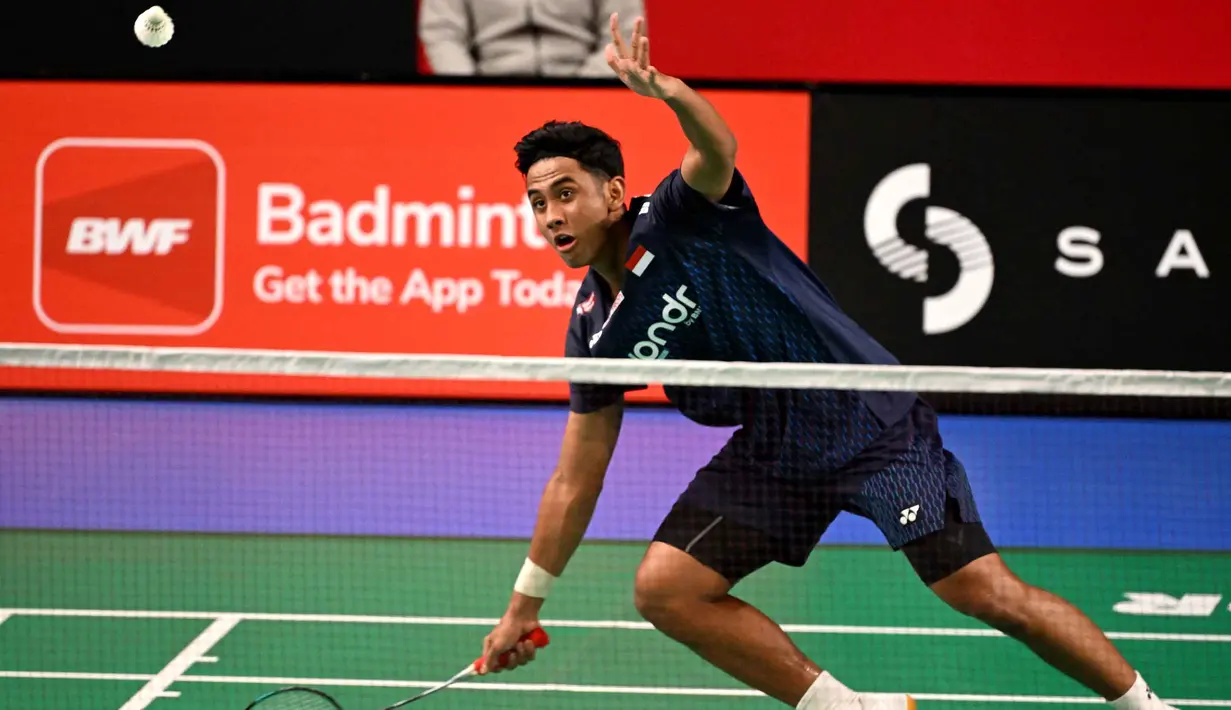 Tunggal putra Indonesia, Alwi Farhan saat mengembalikan pukulan ke Lee Chia Hao (Taiwan) dalam pertandingan perempat final turnamen bulu tangkis Australia Open 2026 di Sydney pada Jumat 12 Juni 2026. (Saeed KHAN/AFP)
