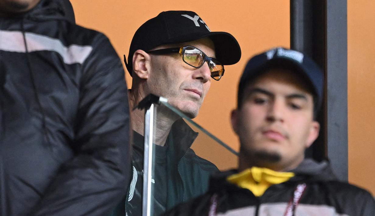 Legenda sepak bola Prancis, Zinedine Zidane menonton laga Grup E Piala Afrika 2025 antara Aljazira melawan Sudan di Moulay Hassan Stadium, Rabat, Markoko, Rabu (24/12/2025) malam WIB. (AFP/Sbastien Bozon)