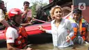 Artis Nikita Mirzani saat meninjau banjir di perumahan Ciledug Indah, Tangerang, Banten, Kamis (2/1/2020). Nikita menaiki perahu karet untuk melihat kondisi banjir di perumahan tersebut. (Liputan6.com/Angga Yuniar)