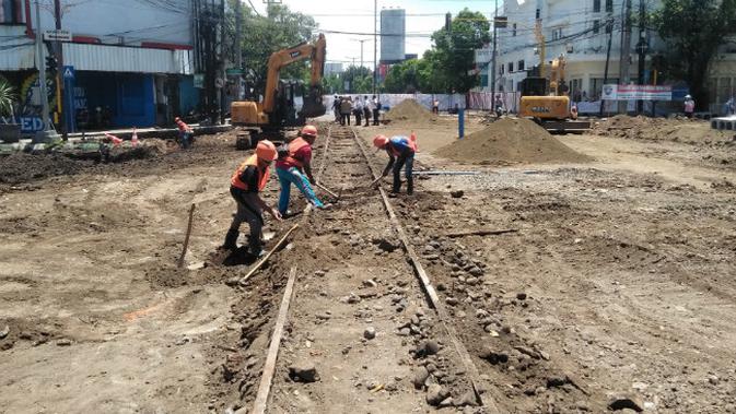 Jalur rel trem di Jalan Kayutangan, Malang, peninggalan masa kolonial Belanda. Rel trem dan kawasan Kayutangan jadi bagian sejarah lahirnya Kota Malang (Liputan6.com/Zainul Arifin)