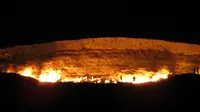  Api selalu berkobar dari dalam lubang tersebut dan menjadi daya tarik wisata di Turkmenistan. Sayangnya pemerinntah setempat berencana menutupnya. Foto diambil pada 11 Juni 2014  (AFP Photo/IGOR SASIN) 