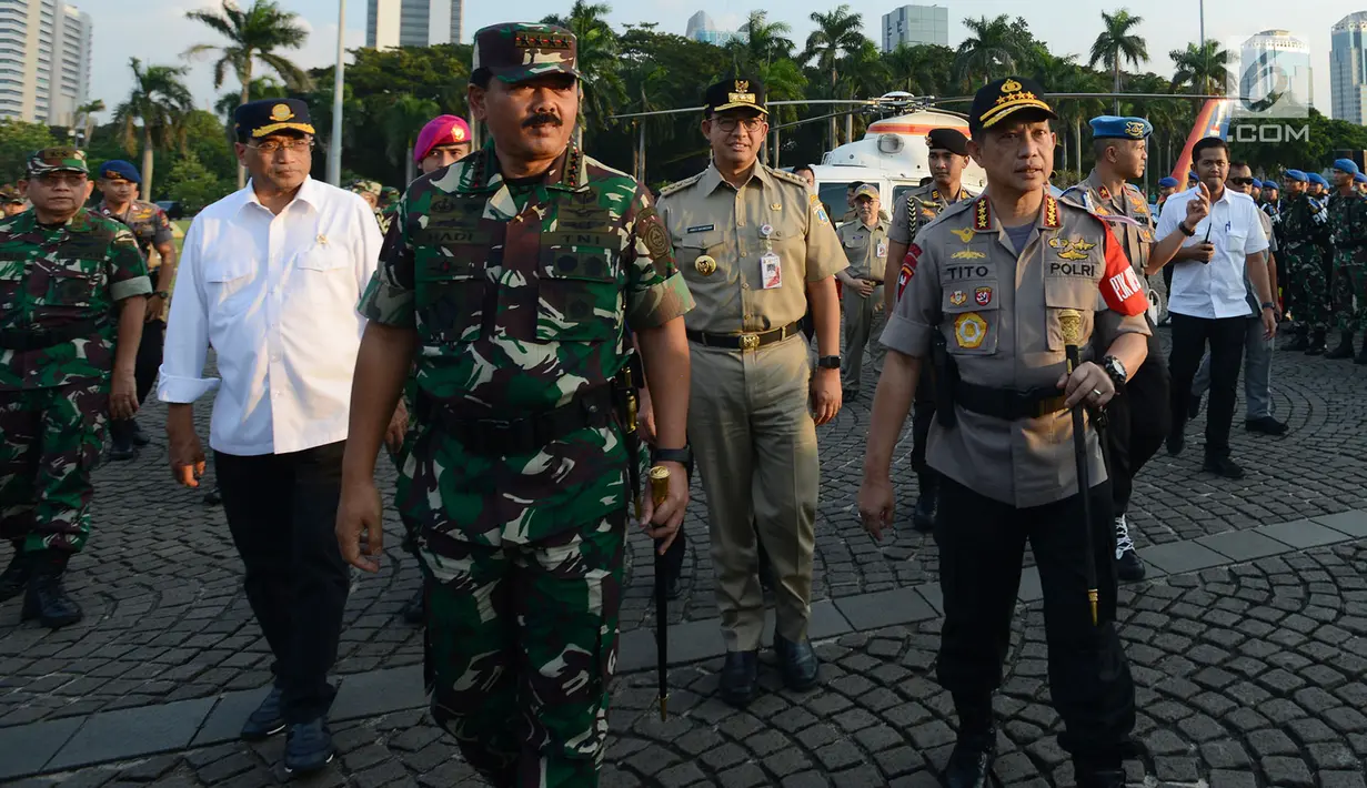 Kapolri Jenderal Pol Tito Karnavian dan Panglima TNI Jenderal Marsekal Hadi Tjahjanto meninjau pasukan saat gelar apel operasi ketupat 2019 di lapangan Silang Monas, Jakarta, Selasa (28/5/2019).  Apel gelar pasukan operasi ketupat 2019 melibatkan 160.335 personel gabungan. (merdeka.com/Imam Buhori)