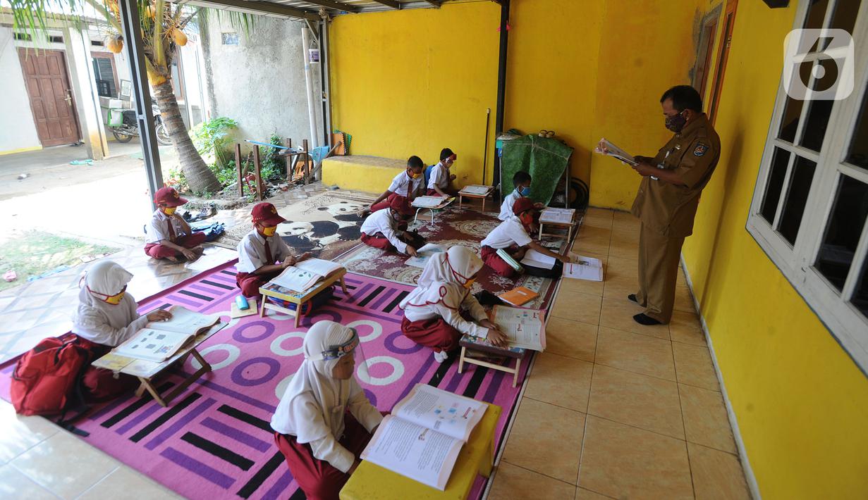 FOTO: Terkendala Online, Siswa SD Belajar Tatap Muka di Teras Rumah