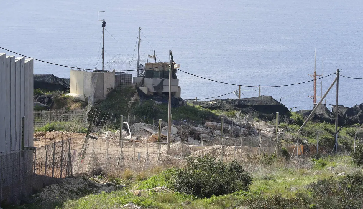 Suasana kota perbatasan Lebanon selatan Naqura dengan Israel di sebelah selatan Beirut (24/2). Tembok besar tersebut dibangun Israel di dekat  perbatasan selatan Lebanon. (AFP Photo/Joseph Eid)