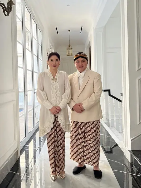 Menteri BUMN dan Ketum PSSI Erick Thohir beserta istri tampil mengenakan pakaian serba putih dengan kain batik sebagai bawahan terinspirasi dari organisasi pergerakan Boedi Oetomo. [Instagram/@erikthohir]