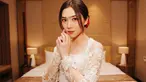 Diva muda ini memang dikenal dengan lagu-lagu hits dan suara emasnya. Namun tak hanya suara merdu, penampilan Isyana dalam balutan kebaya tuai pujian. Ia tampak begitu anggun dan pesona cantiknya terpancar.(Liputan6.com/IG/@isyanasarasvati)