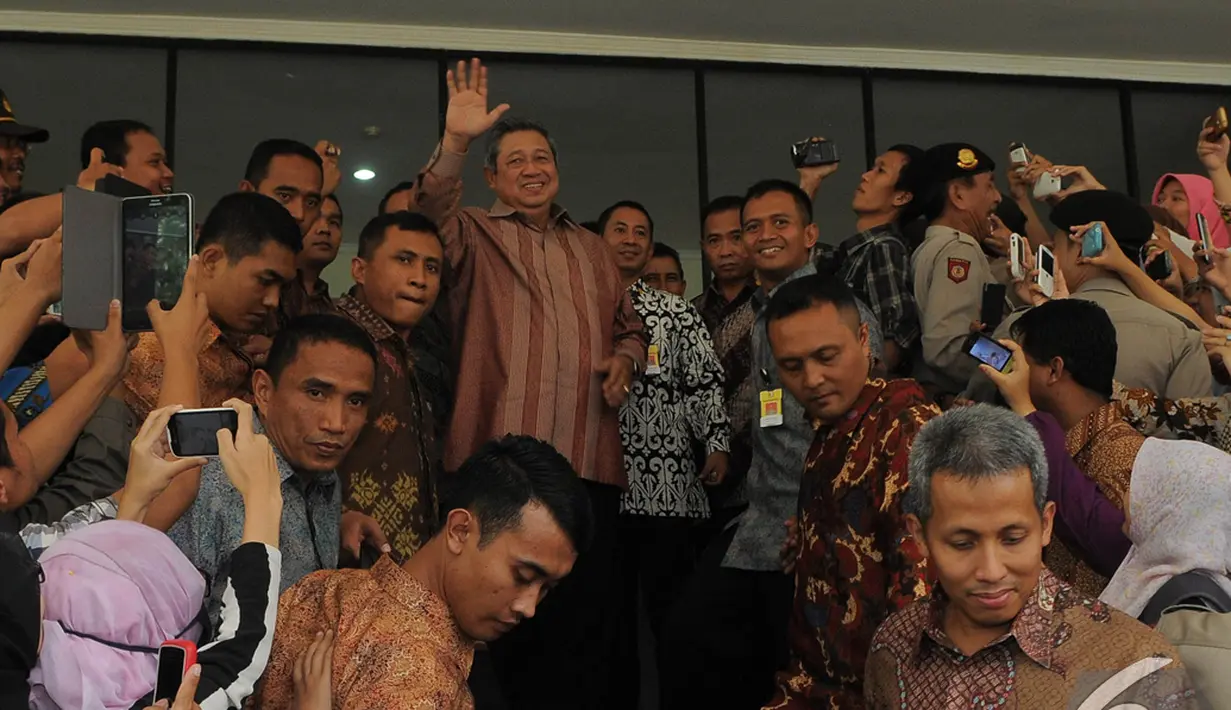 SBY melambaikan tangan kepada para Mahasiswa yang terus memanggil namanya, Tangsel, Rabu (10/12/2014). (Liputan.com/Herman Zakharia)