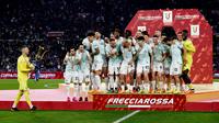 Kiper Inter Milan, Samir Handanovic, membawa tofi ke podium setelah memenangkan final Coppa Italia melawan Fiorentina di Stadion Olimpico, Kamis (25/5/2023). Inter Milan keluar sebagai juara. (AFP/IsabellaBonotto)