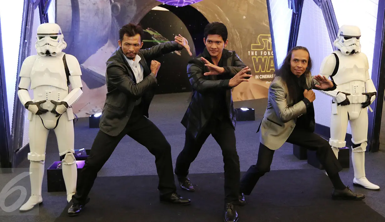 Iko Uwais, Yayan Ruhian dan Cecep Arif Rahman jelang premier film Star Wars The Force Awakens di XXI Senayan City, Jakarta, Selasa (15/12/2015). Tiga aktor Indonesia tersebut ikut memerankan  film seri Star Wars yang ke-7. (Liputan6.com/Angga Yuniar)