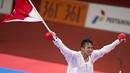 Karateka Indonesia, Rifki Ardiansyah Arrosyiid, melakukan selebrasi usai beraksi pada Asian Games di JCC Senayan, Jakarta, Minggu (26/8/2018). Rifki berhasil medapat medali emas di nomor kumite 60 kilogram. (Bola.com/Peksi Cahyo)