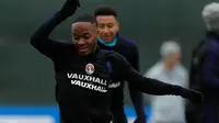 Penyerang Inggris, Raheem Sterling menggiring bola saat mengikuti latihan di Spartak Zelenogorsk, St. Petersburg, Rusia,(2/7). Inggris akan berhadapan dengan Kolombia pada babak 16 besar Piala Dunia 2018. (AP Photo / Alastair Grant)
