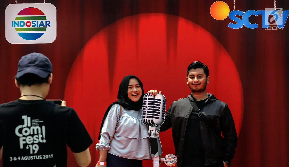 Pengunjung berswafoto di arena Jakarta Internasional Comedy Festival (JICOMFEST) 2019 hari pertama, JIExpo, Kemayoran, Jakarta, Sabtu (3/8/2019). JICOMFEST 2019 menyajikan stand up comedy, video komedi, musik komedi, komedi tradisional dan kompetisi stand up comedy nasional.(Liputan6.com/JohanTallo)