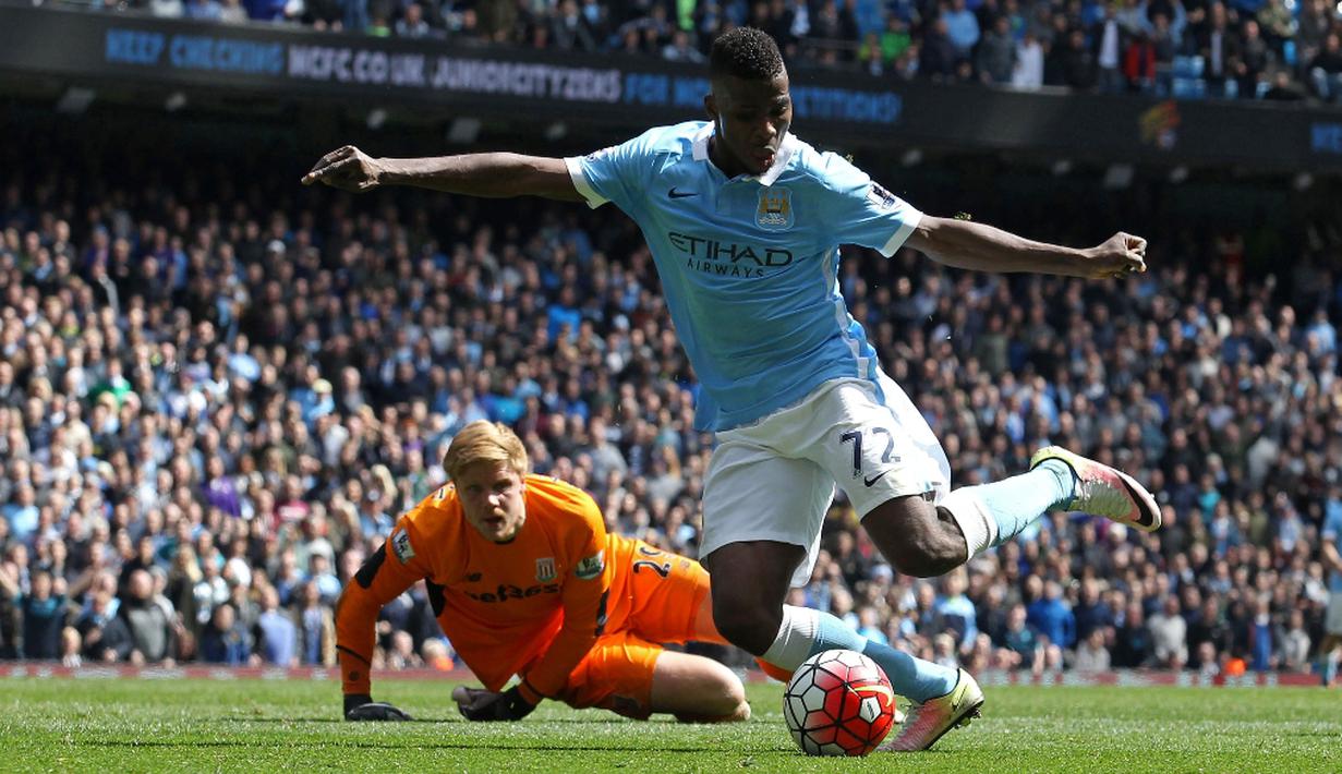 Pemain Manchester City, Kelechi Iheanacho, mengecoh kiper Stoke City dan mencetak gol dalam laga Liga Inggris di Stadion Etihad, Manchester, Sabtu (23/4/2016). (AFP/Lindsey Parnaby)