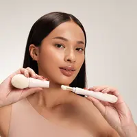 4-in-1 Brush & Makeup hadir untuk mempermudah riasan Sahabat Fimela.