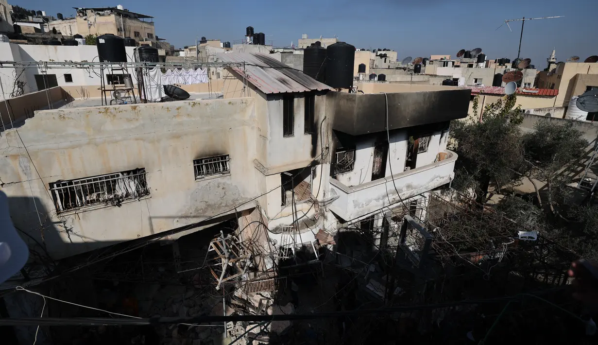 Bangunan yang dirusak dan dibakar oleh pasukan Israel selama penggerebekan di kamp pengungsi Jenin Tepi Barat, pada 26 Januari 2023. Serangan Israel di kamp pengungsi Jenin hari ini menewaskan 9 warga Palestina termasuk seorang wanita lanjut usia, kata pejabat Palestina. (AFP/Jaafar Ashtiyeh)