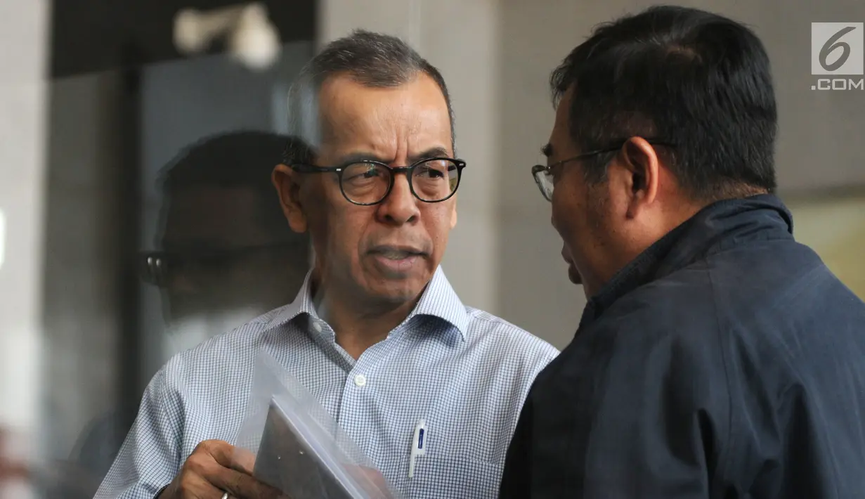 Mantan Dirut PT Garuda Indonesia Emirsyah Satar (kiri) saat akan menjalani pemeriksaan di Gedung KPK, Jakarta, Rabu (17/7/2019). Satar diperiksa sebagai tersangka terkait dugaan suap pengadaan mesin Rolls-Royce PLC asal Inggris untuk pesawat Airbus milik Garuda Indonesia. (merdeka.com/Dwi Narwoko)