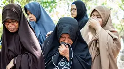 Kesedihan bibi (kiri) dari penyelam Syachrul Anto yang meninggal dunia kala melakukan evakuasi jatuhnya pesawat Lion Air PK-LQP, saat pemakaman di Surabaya, Jawa Timur, Sabtu (3/11). Syachrul meninggal karena dekompresi. (JUNI KRISWANTO/AFP)