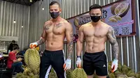 Instruktur gym yang banting setir jualan duran di masa pandemi corona COVID-19. (dok. Facebook.com/Bsamfruit)