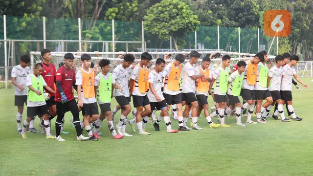 Foto: Bima Sakti Tes Kebersamaan Pemain Timnas Indonesia U-17, Pindahkan Gawang Jadi Momennya