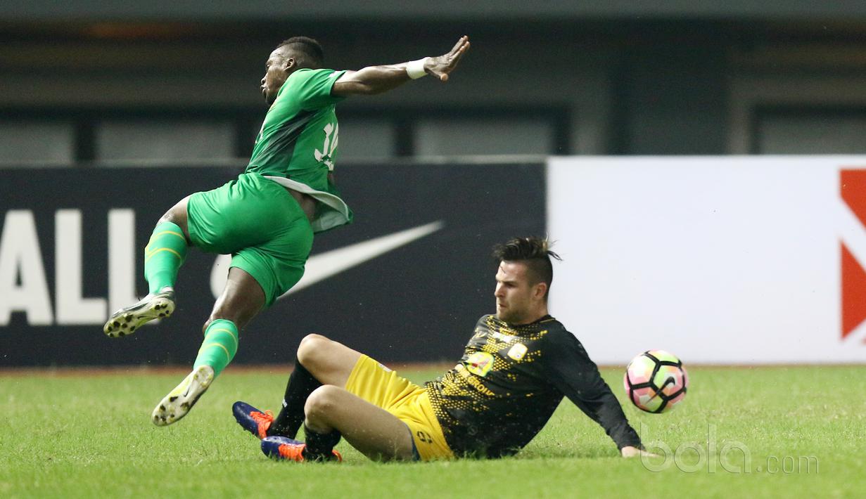Aksi pemain Bhayangkara FC, Gay Junior (kiri) berebut bola dengan pemain Barito Putra pada laga Liga 1 2017 di Stadion Patriot, Bekasi, Selasa (4/7/2017). Barito menang 1-0. (Bola.com/Nicklas Hanoatubun)