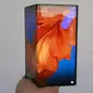 Tampak depan smartphone layar lipat Huawei Mate X. (Liputan6.com/ Agustin Setyo Wardani)