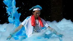 Peserta bermandi busa saat mengikuti Love Foam Run di Taiwan 29 Mei 2016. Sejmlah peserta berlari dan nantinya akan melalui tempat yang dipenuhi busa.( REUTERS / Tyrone Siu)