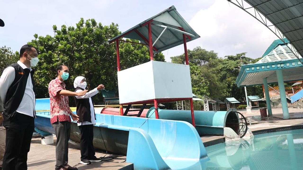 Eri Cahyadi bersama Khofifah meninjau lokasi ambrolnya perosotan di Waterpark Kenjeran Surabaya. (Dian Kurniawan/Liputan6.com)