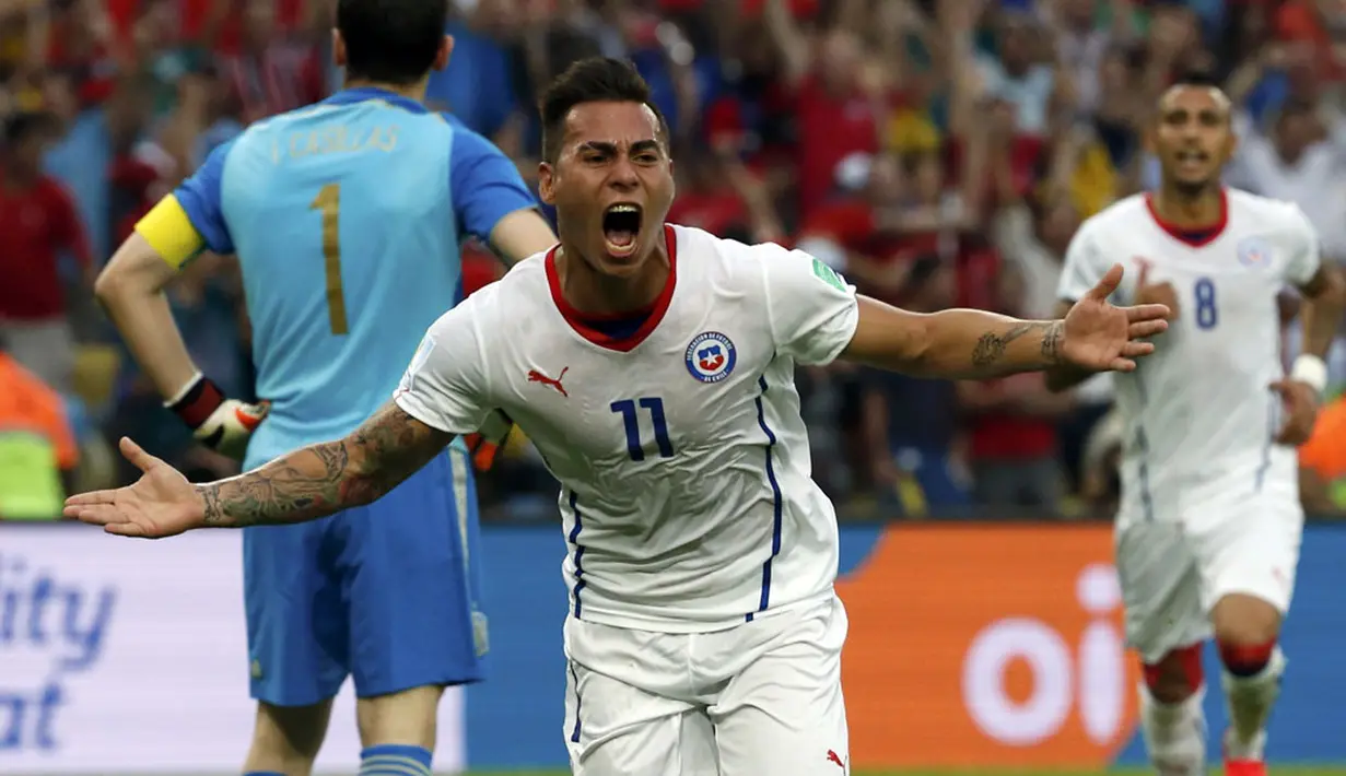 Selebrasi pemain depan Chile, Eduardo Vargas, usai merobek gawang Spanyol saat berlaga di babak penyisihan Piala Dunia Grup B di Stadion Maracana, Rio de Janeiro, Brasil, (19/6/2014). (REUTERS/Jorge Silva)   