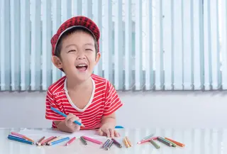 Para orang tua dapat mengajak anak-anak menggambar atau menulis cerita tentang hal-hal yang membuat teman atau keluarga mereka bahagia. (Foto/dok: Freepik/fwstudio)