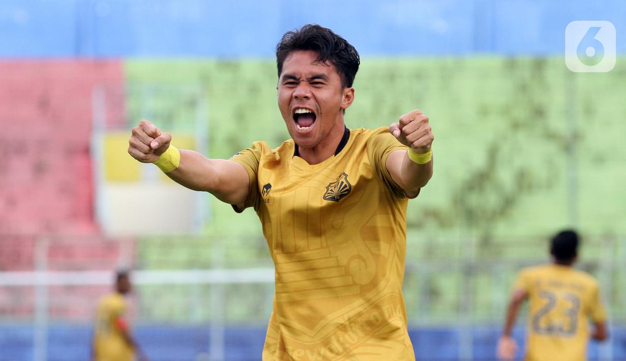 Ekspresi pemain Bhayangkara Solo FC Alsan Putra Masat Sanda setelah mencetak gol ke gawang Borneo FC Samarinda dalam pertandingan babak penyisihan Piala Menpora 2021 di Stadion Kanjuruhan, Malang, Jawa Timur, Senin (22/3/2021). (Bola.com/Arief Bagus)