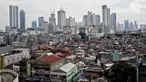 Pemandangan pemukiman padat penduduk dengan latar gedung bertingkat di Jakarta Pusat, Kamis (31/1). Berdasarkan survei Euromonitor International, Jakarta akan menjadi kota paling padat di dunia pada 2030. (Liputan6.com/Faizal Fanani)
