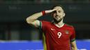 Striker Indonesia, Ilija Spasojevic, melakukan selebrasi hormat bendera usai mencetak gol ke gawang Guyana pada laga persahabatan di Stadion Patriot, Bekasi, Sabtu (25/11/2017). Indonesia menang 2-1 atas Guyana. (Bola.com/M Iqbal Ichsan)