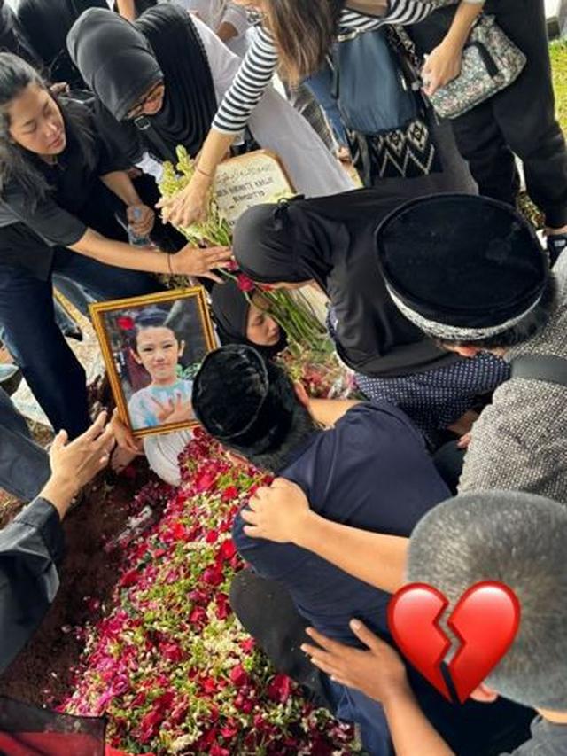 Pemakaman Dante, anak Tamara Tyasmara (Instagram Stories)