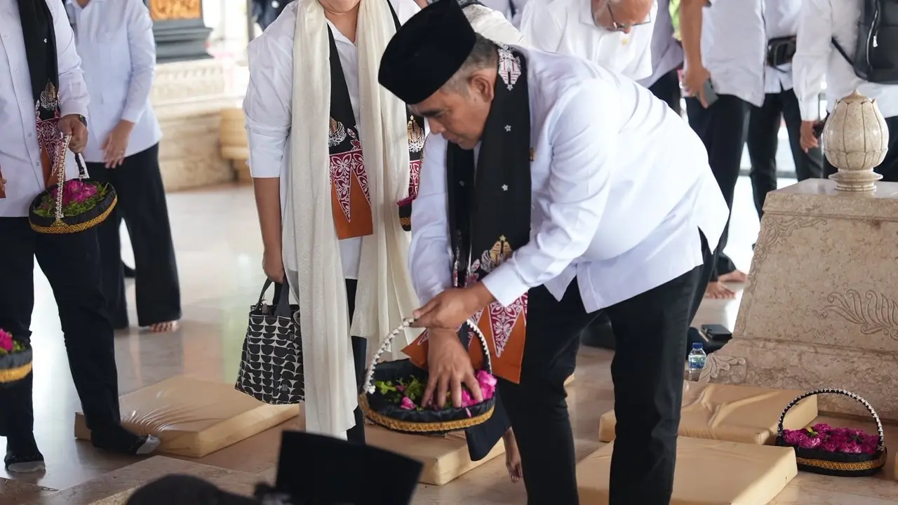 Ketua MPR Ahmad Muzani bersama jajaran pimpinan lainnya berziarah ke makam Proklamator sekaligus Presiden pertama Indonesia, Soekarno, di Blitar.