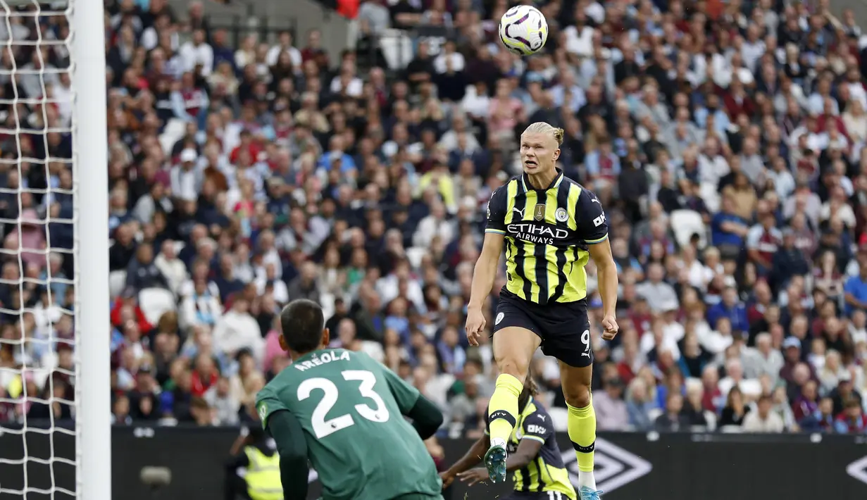 Pemain Manchester City, Erling Haaland berusaha menyundul bola di depan gawang West Ham United pada laga lanjutan Liga Inggris 2024/2025 di London Stadium, London, Inggris, Sabtu (31/08/2024) waktu setempat. (AFP/Ian Kington)