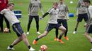 Pemain Ajax Amsterdam, Frenkie de Jong dan Matthijs de Ligt, melakukan sesi latihan jelang laga semifinal Liga Champions di Stadion Johan Cruyff, Rabu (8/5). Ajax Amsterdam akan berhadapan dengan Tottenham Hotspur. (AP/STR)