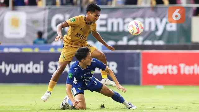Foto: Lapangan Tergenang Air, Momen Hujan Deras yang Buat Laga Final Pegadaian Liga 2 Tertunda