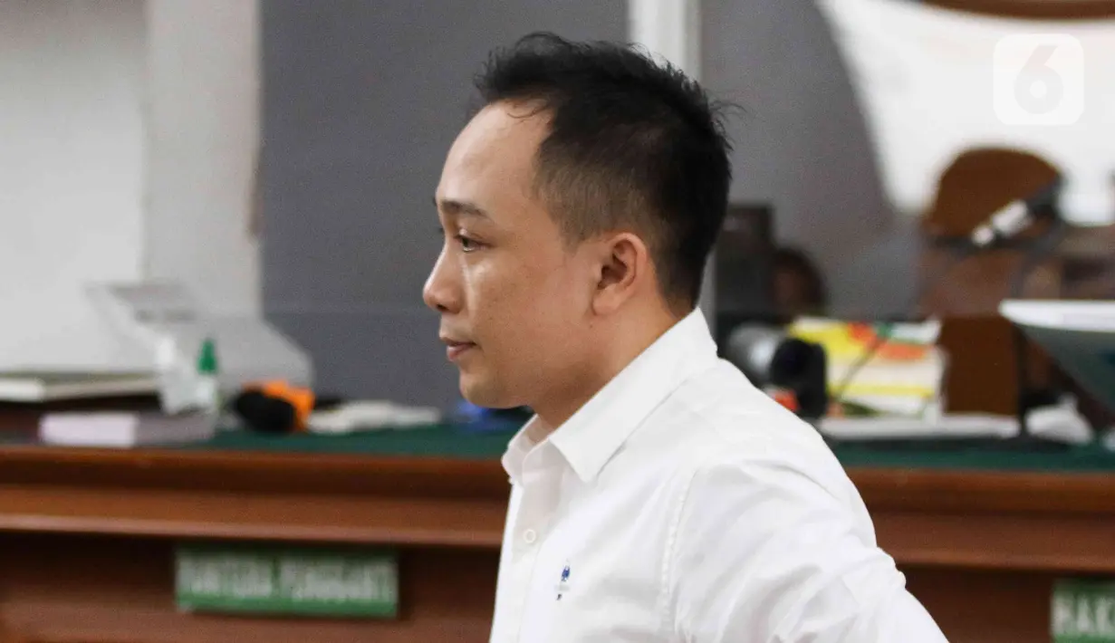 Terdakwa kasus dugaan pembunuhan berencana Nofriansyah Yosua Hutabarat atau Brigadir J, Ricky Rizal mengikuti sidang lanjutan di PN Jakarta Selatan, Jakarta, Selasa (31/1/2023). Sidang tersebut beragenda pembacaan duplik oleh penasihat hukum. (Liputan6.com/Herman Zakharia)