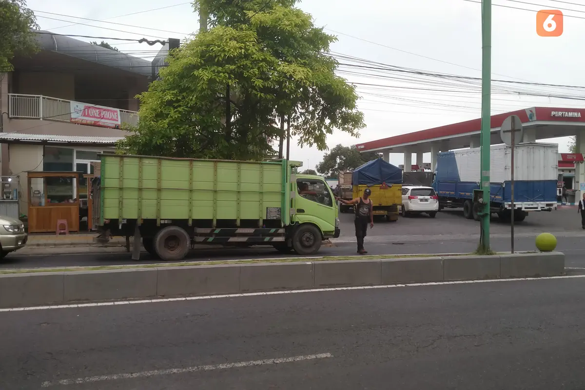 Antrean kendaraan yang hendak mengisi BBM jenis solar di SPBU Jalan Gajah Mada mengular hingga ke jalan raya (Hermawan Arifianto/Liputan6.com)