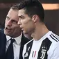 Pelatih Juventus, Massimiliano Allegri, memebrikan arahan kepada Cristiano Ronaldo saat melawan Atalanta pada laga Serie A di Stadion Atleti Azzurri, Rabu (26/12). Kedua tim bermain imbang 2-2. (AFP/Marco Bertorello)